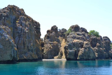 Ege Denizi'ndeki taş adaları görüntüleyin Türkiye Yunanistan, Icmeler Marmaris yaz tatili gezisi Panorama manzara yakınında ıssız kayalık kıyı şeridi