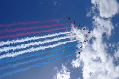 Uçan ekran bir akrobasi gösterisi, duman ile Airshow
