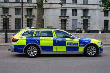 Londra, İngiltere - Haziran 2019. Şehir merkezinde park halindeki polis arabası