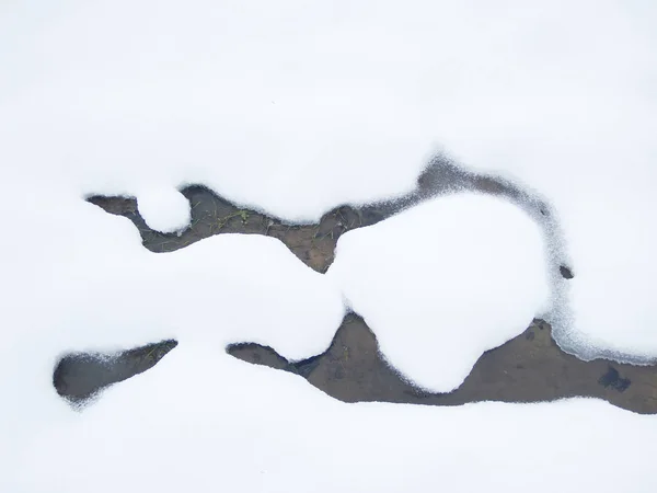 Zugefrorener Winterbach Auf Dem Gipfel Des Berges Auf Dem Schneehintergrund — Stockfoto