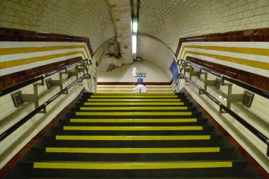 Londra/İngiltere Haziran 2019. Londra metrosu kavisli kiremit tünel tavanı ile geçit merdivenleri arıyorsunuz