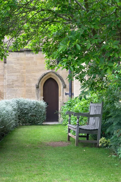 Beautiful English Green Peaceful Well Kept Park Bench — Stock Photo, Image