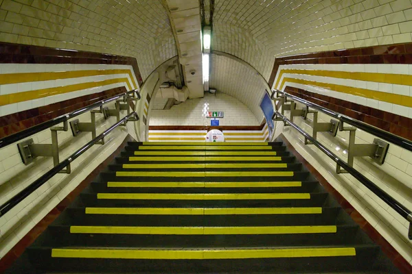 英国2019年6月 在伦敦地下寻找带有弧形瓷砖隧道天花板的通道楼梯 — 图库照片