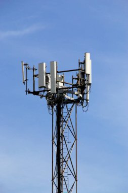 Sky arka planda Hightech telekomünikasyon yayın kulesi. Hücresel sinyal kulesi.