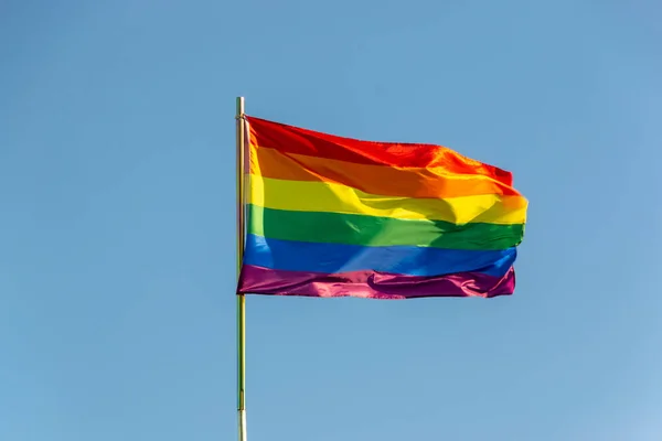 Brilhante Arco Íris Gay Bandeira Acenando Vento Contra Azul Céu — Fotografia de Stock