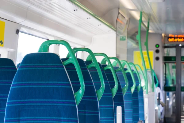Mavi koltuklar ile yüksek hızlı elektrik modern tren Inlight panoramik görünümü