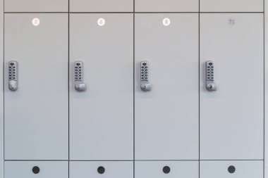 Soyunma odasındaki gardırop gibi halka açık bir odada elektronik erişim kontrolü ne olacak beyaz soyunma odası dolapları.