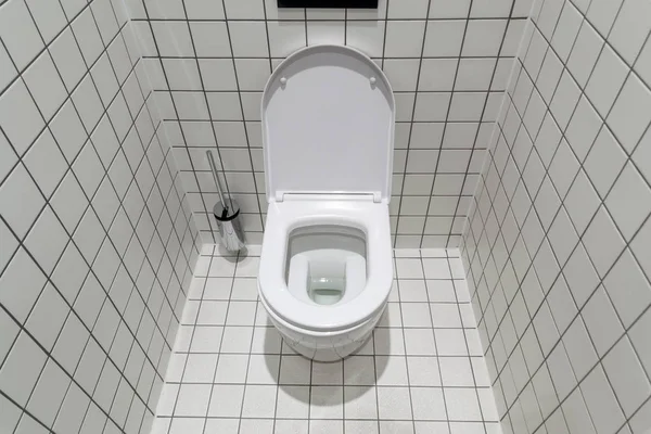 新的清洁厕所 现代设计和白色陶瓷马桶对轻瓷砖 — 图库照片