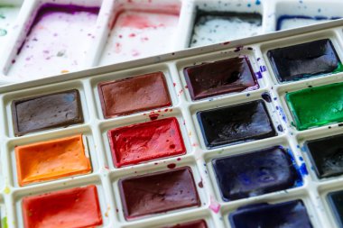 Yaratıcı sanatsal eğitim konsepti - renkli suluboya boya seti ile kutu yakın