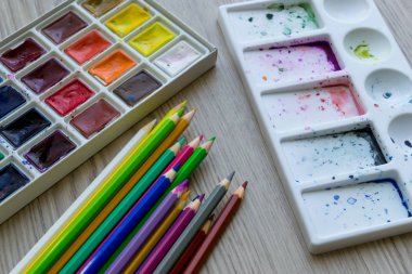 Yaratıcı sanatsal eğitim konsepti - renkli suluboya seti ve çizim kalemleri seti ile kutu yakın