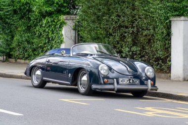 Londra, İngiltere - 07.07.2019: Porsche 356 1950'lerden kalma klasik spor otomobiller sokağa park edilmiş.