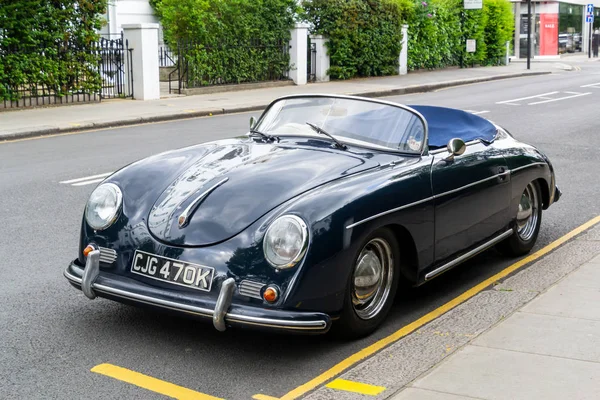 Londra, İngiltere - 07.07.2019: Porsche 356 1950'lerden kalma klasik spor otomobiller sokağa park edilmiş.