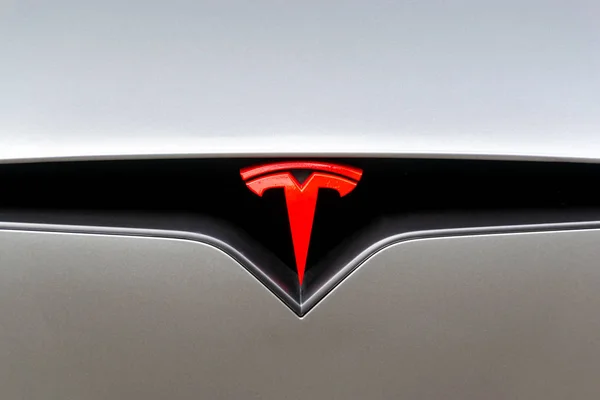 Londres, Reino Unido - junio de 2019: logotipo de Red Tesla Motors en un coche. Tesla es una empresa estadounidense que diseña, fabrica y vende coches eléctricos — Foto de Stock