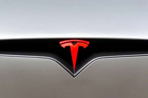 Londra, İngiltere - Haziran 2019: Bir otomobilin üzerinde Kırmızı Tesla Motors logosu. Tesla, elektrikli otomobiller tasarlayan, üreten ve satan bir Amerikan şirketidir.