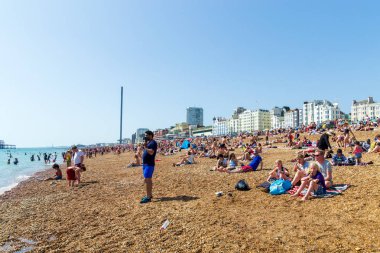 İngiltere 29 Haziran 2019 Brighton plajı, Brighton ve Hove, Doğu Sussex, İngiltere. Binlerce insan güneşin üzerinde rahatlıyor.