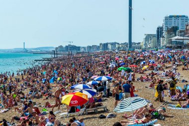 İngiltere 29 Haziran 2019 Brighton plajı, Brighton ve Hove, Doğu Sussex, İngiltere. Binlerce insan güneşin üzerinde rahatlıyor.
