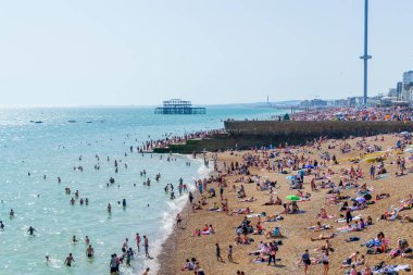 İngiltere 29 Haziran 2019 Brighton plajı, Brighton ve Hove, Doğu Sussex, İngiltere. Binlerce insan güneşin üzerinde rahatlıyor.