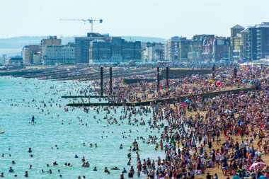 İngiltere 29 Haziran 2019 Brighton plajı, Brighton ve Hove, Doğu Sussex, İngiltere. Binlerce insan güneşin üzerinde rahatlıyor.