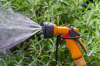 Bir monte duş spreyi kafa sulama çim ile Taşınabilir bahçe otomatik plastik boru sulama sistemi.