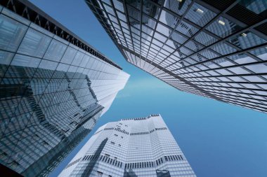 Finansal ekonomi geleceği kavramı. İş ofisleri mavi gökyüzü arka plan gökdelenler. Yüksek kurumsal binaların düşük açılı görünümü.