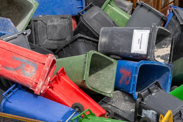 Renkli çöp tenekeleri. Birçok plastik çöp tenekesi geri dönüştürülmeyi bekleyen atıklar üzerinde. Yeniden kullanılabilen, geri kazanabilen veya bertaraf edilebilen plastikten üretilir.