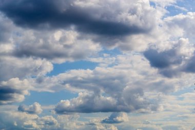Mavi gökyüzü arka planda yüksek detay kabarık bulutlar