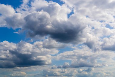 Mavi gökyüzü arka planda yüksek detay kabarık bulutlar