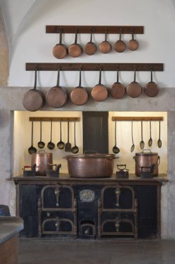 Mutfak içi eski mutfak gereçleriyle dolu