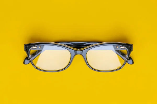 Gafas con lentes transparentes aisladas sobre fondo amarillo . — Foto de Stock