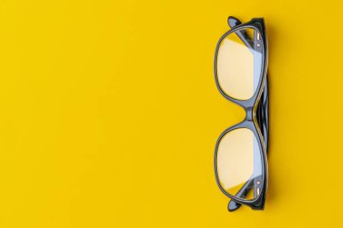 Sarı arka planda izole şeffaf lensler ile Gözlük. Kopyalama alanı ile ön görünüm