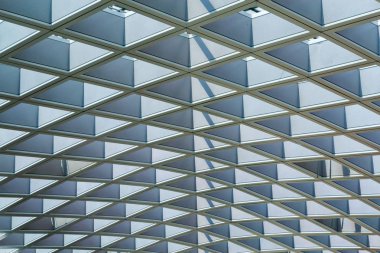 Modern bir binada çelik çerçeve çatı yapısı mimarisi detayları desen