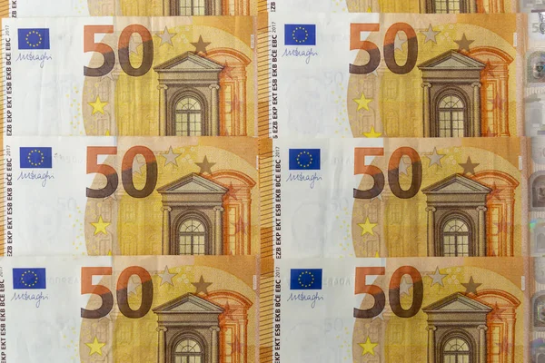 Billetes de 50 euros bellamente dispuestos. Fondo de los billetes de euro en una bandera larga. Hermoso flujo de efectivo original — Foto de Stock