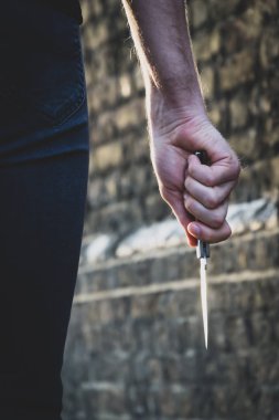 Suç soygunu konsepti. Bir soyguncu ya da keskin bir bıçakla cinayet, cinayet sahnesi işleyen bir katil.