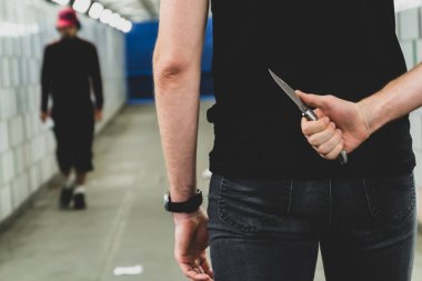 Suç soygunu kavramları. Bir soyguncu bir çanta içinde onu değerli şeyler soymak için bir kişiye onun keskin bıçak gizleme