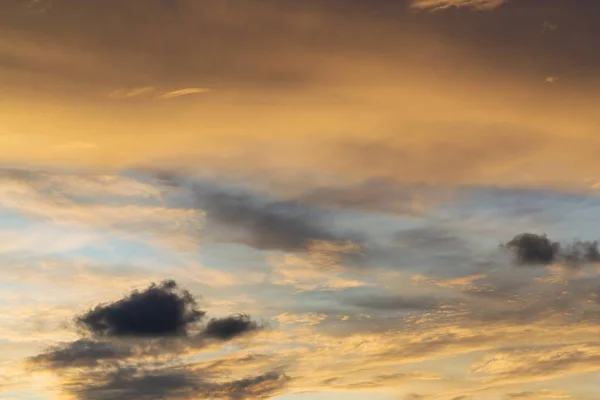 Crepúsculo céu colorido e nuvens com luz solar brilho fundo — Fotografia de Stock