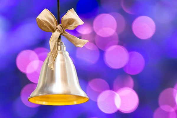 Dzwonek świąteczny na tle bokeh światła z kopią przestrzeni — Zdjęcie stockowe