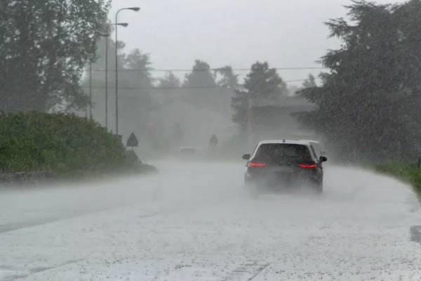 La fuerte tormenta con fuertes lluvias en la carretera con poca visibilidad de los coches. Concepto del peligro de conducir con mal tiempo Imágenes De Stock Sin Royalties Gratis