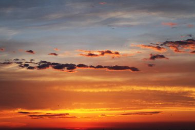 akşam kızdırma kırmızı bulutlar