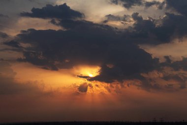 akşam kızdırma kırmızı bulutlar