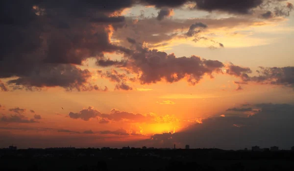 夕焼けの赤い雲 — ストック写真