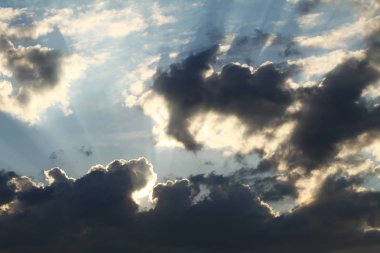 mavi gökyüzünde büyük gri bulutlar