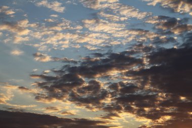 mavi gökyüzünde büyük gri bulutlar