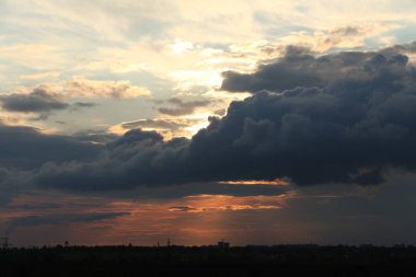 mavi gökyüzünde büyük gri bulutlar