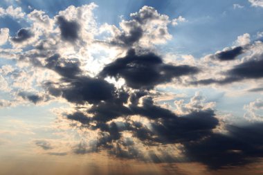 mavi gökyüzünde büyük gri bulutlar