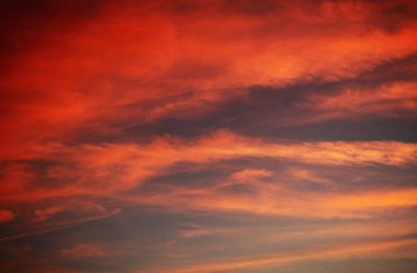 mavi gökyüzünde büyük gri bulutlar