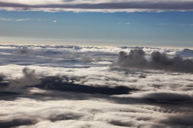mavi gökyüzünde büyük gri bulutlar