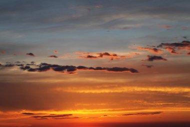 mavi gökyüzünde büyük gri bulutlar