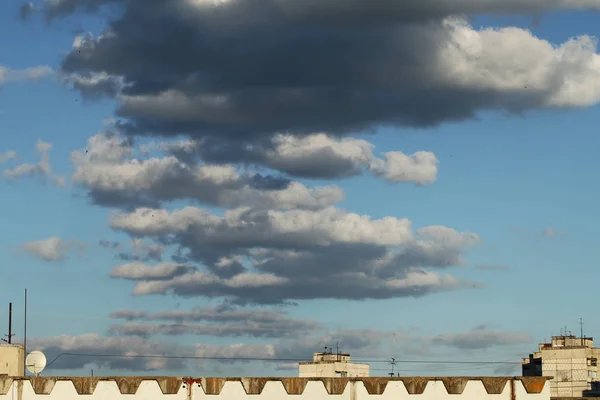 Gris Grandes Nubes Cielo Azul — Foto de Stock