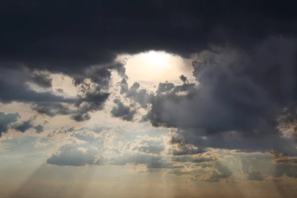 Grandi Nuvole Grigie Nel Cielo Blu — Foto Stock