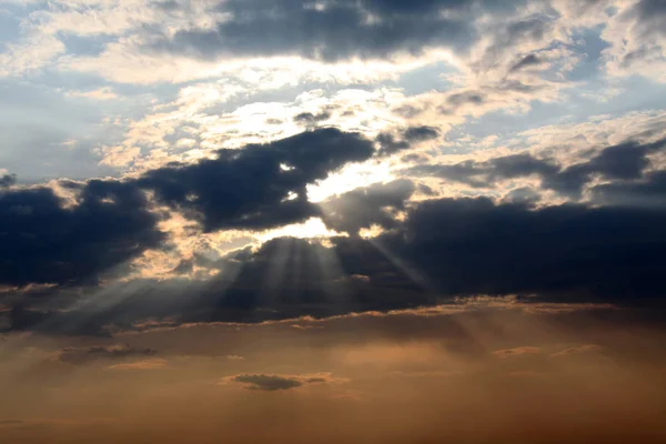 Graue Große Wolken Blauen Himmel — Stockfoto